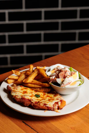 Schnitz parma, chips and salad